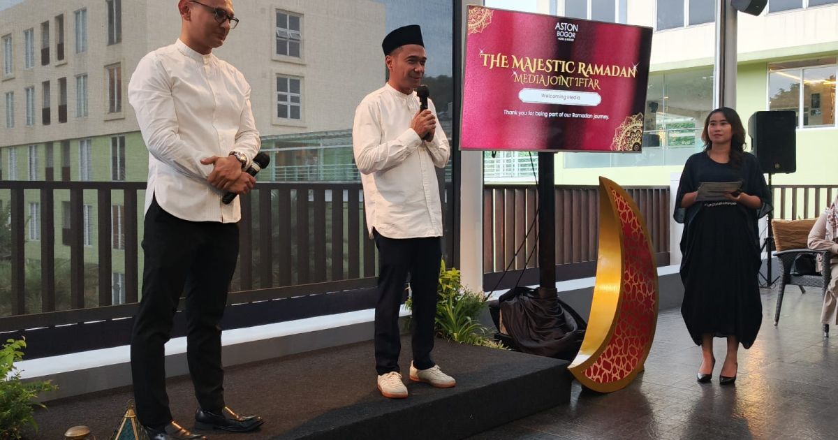General Manager ASTON Bogor Hotel & Resort Denny S. Wasana (kanan) dan Executive Assistant Manager ASTON Bogor Hotel & Resort  Edo Tampubolon saat memperkenalkan paket Ramadan "Majestic Journey" kepada media pada Senin, 23 Februari 2026 (Foto/liputan62)